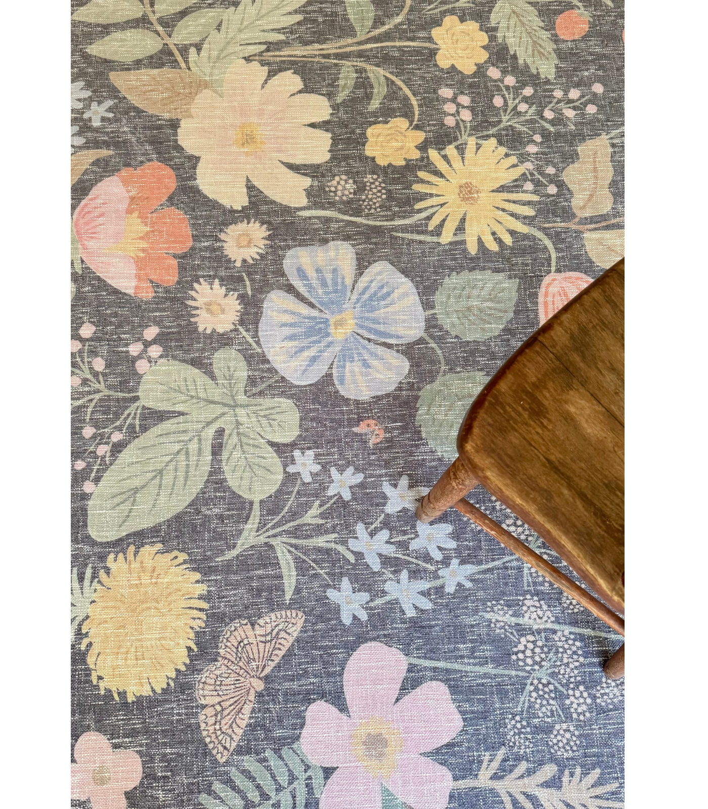 Alfombra Cotswolds 01 Strawberry Fields Black Rifle Paper Co. × Loloi (153x229)