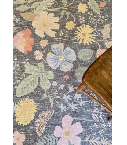 Alfombra Cotswolds 01 Strawberry Fields Black Rifle Paper Co. × Loloi (153x229)