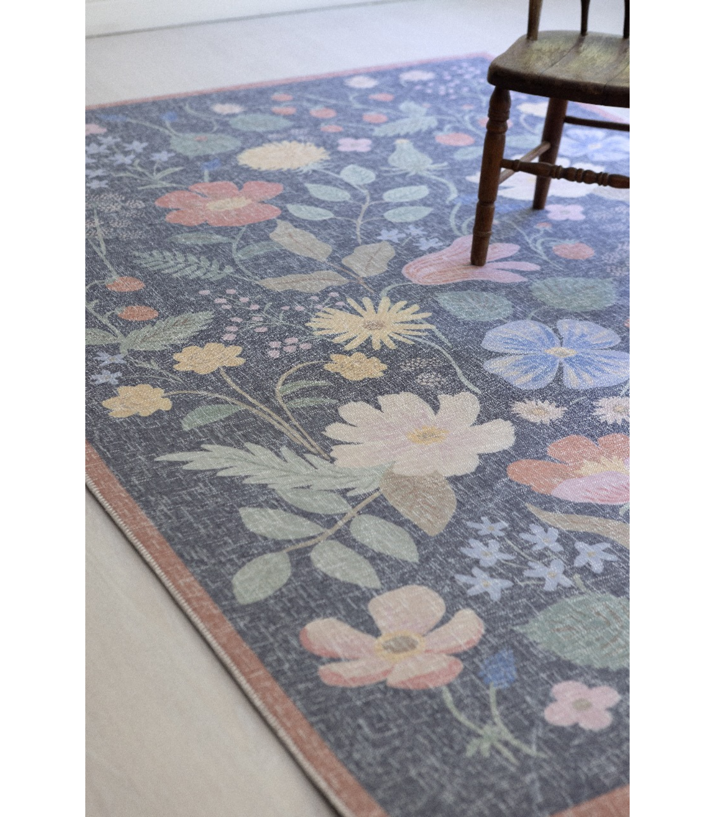 Alfombra Cotswolds 01 Strawberry Fields Black Rifle Paper Co. × Loloi (153x229)