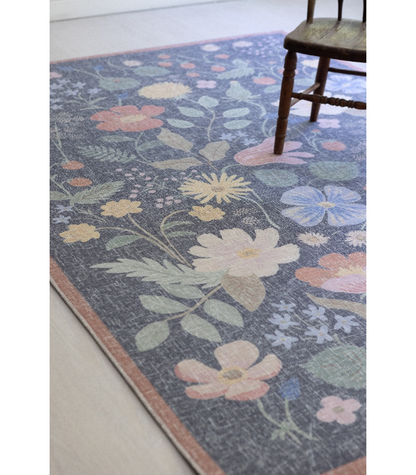 Alfombra Cotswolds 01 Strawberry Fields Black Rifle Paper Co. × Loloi (153x229)